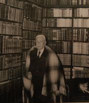 Roberto Hernández en sus últimos años de vida, junto a parte de su Biblioteca hoy custodiada por la Universidad de Tarapacá